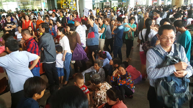 Sảnh đến nhà ga quốc tế Tân Sơn Nhất đã bắt đầu “nóng”, nhiều thời điểm đông nghẹt người tới đón người thân về quê ăn tết - Ảnh: ĐÌNH DÂN