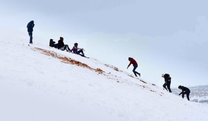 Mọi người thích thú rủ nhau đi trượt tuyết ở Sahara - Ảnh: Zineddine Hashas/Geoff Robinson Photography