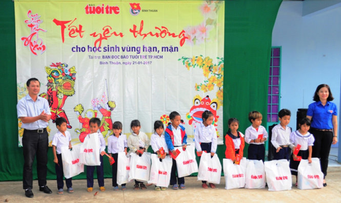 Học sinh nghèo vùng cao xã La Dạ, huyện Hàm Thuận Bắc (Bình Thuận) được tặng quà tết ngày 21-1 - Ảnh: NG.NAM