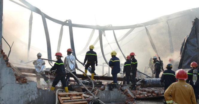 Nhà xưởng cháy rụi, đổ sụp phận tường và mái tôn sau vụ cháy - Ảnh: P.K