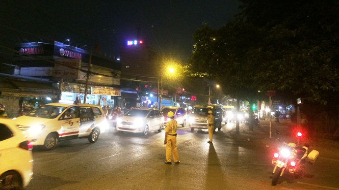 Lực lượng chức năng phong tỏa đường Đinh Bộ Lĩnh đoạn ngay giao lộ với quốc lộ 13 - Ảnh: LÊ PHAN