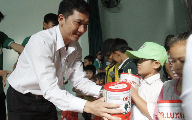 Đại diện nhà tài trợ trao quà cho các em nhỏ có hoàn cảnh khó khăn tại xã Thanh Tuyền, huyện Dầu Tiếng, tỉnh Bình Dương - Ảnh: Xuân An