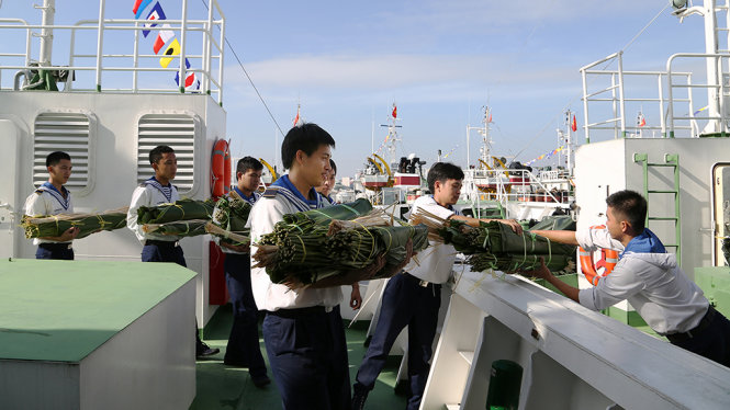 Những bó lá dong được chuẩn bị và mang lên tàu để chuẩn bị đến với bộ đội Nhà giàn DK1