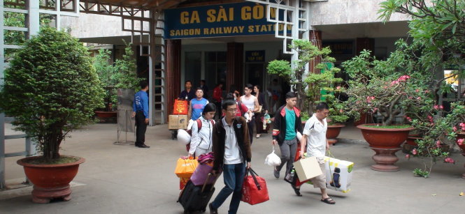 Người dân lên tàu về quê ăn tết tai ga Sài Gòn - Ảnh Đức Phú