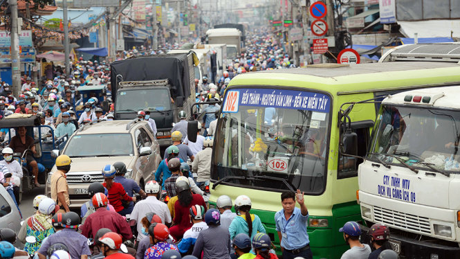 Xe máy, xe ô tô, xe tải, xe buýt dính trùm tại giao lộ Nguyễn Văn Linh – Quốc lộ 50 (xã Bình Hưng, H.Bình Chánh) - Ảnh: HỮU KHOA