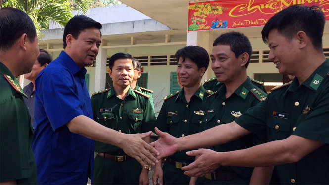 Ông Đinh La Thăng thăm hỏi, bắt tay cán bộ chiến sĩ đồn biên phòng Lò Gò