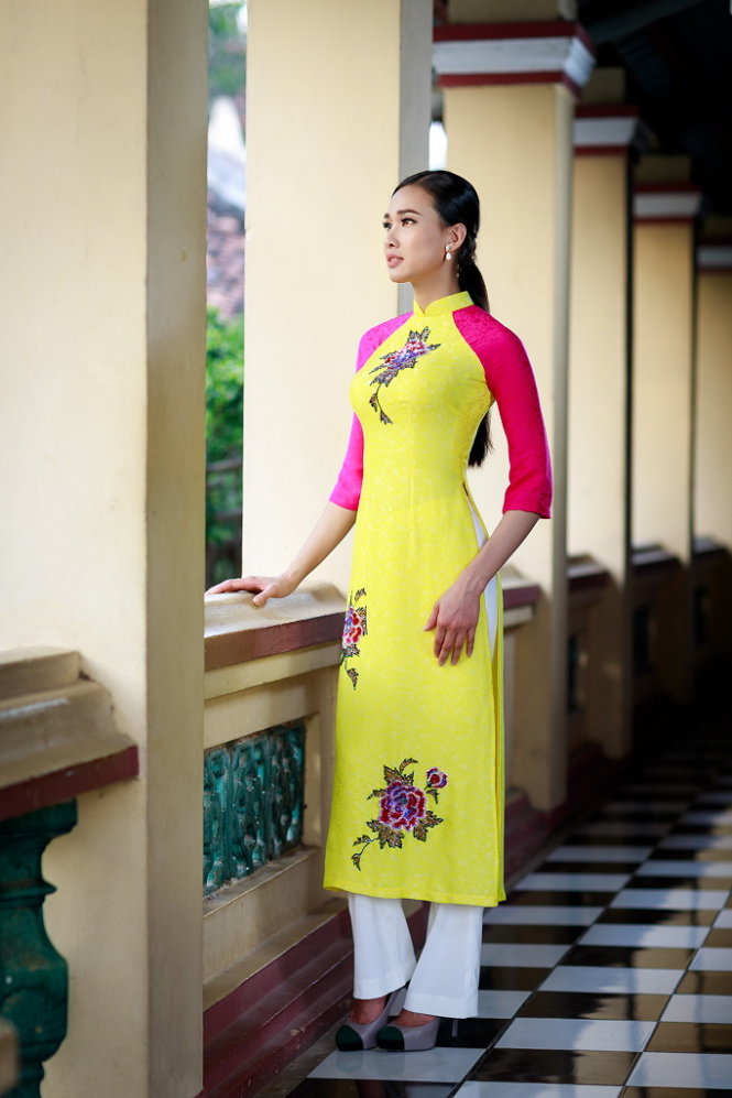 Đây cũng là bộ sưu tập hiếm hoi mà nhà thiết kế Thuận Việt kết hợp quần âu cho áo dài - Ảnh: Minh Hòa