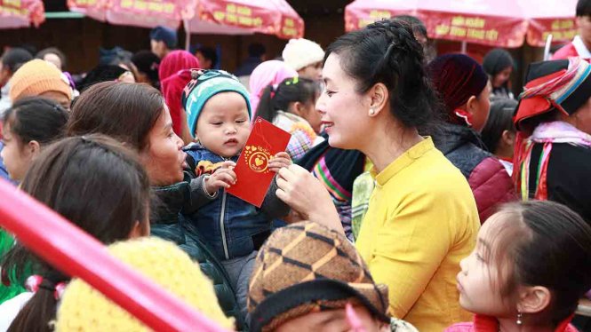 Nghệ sĩ Chiều Xuân tặng quà cho một em bé ở Hà Giang - Ảnh: CT