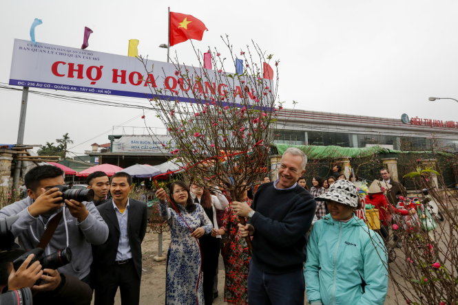 Đại sứ Mỹ đi chợ hoa Quảng An