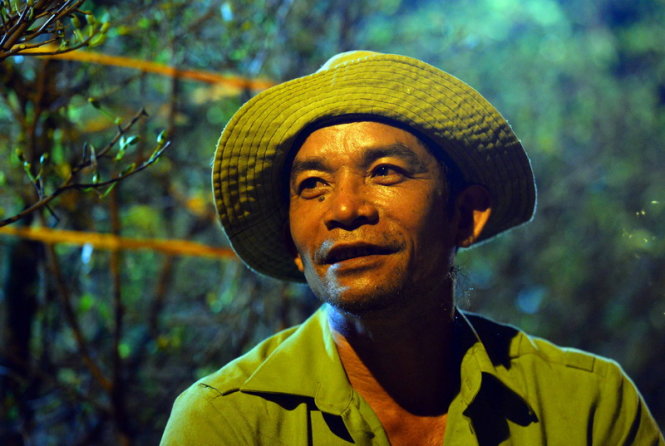 Chú Nguyễn Tân Phú (Thủ Đức) kể lại chuyện bị trộm lấy mất hoa- Ảnh: Hữu Khoa