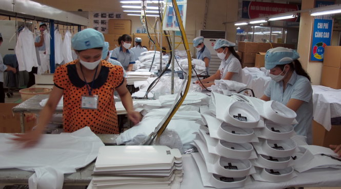 Sản xuất hàng xuất khẩu tại một doanh nghiệp dệt may ở Hà Nội - Ảnh: Anh Đức