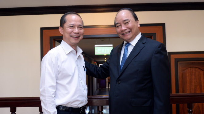Thủ tướng Nguyễn Xuân Phúc (phải) và ông Lê Xuân Trung - Phó Tổng biên tập báo Tuổi Trẻ trong buổi phỏng vấn - Ảnh: Thuận Thắng