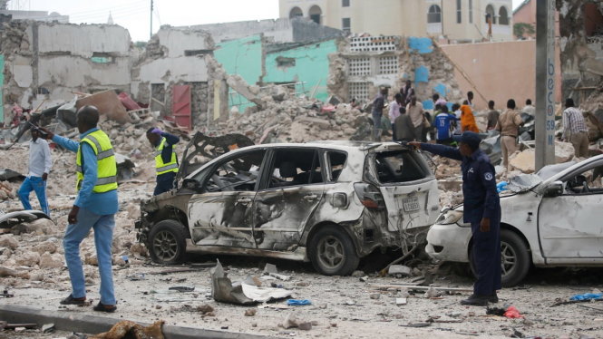 Hiện trường tan hoang tại nơi bị đánh bom - Ảnh: Reuters