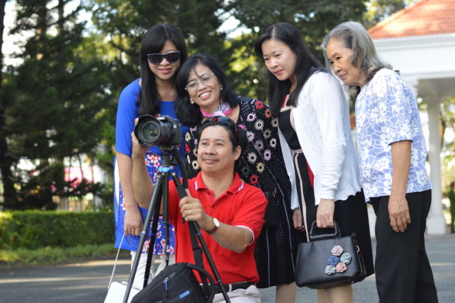 Gia đình chị Nguyễn Ngọc Hằng, phường 2, thành phố Cao Lãnh, chụp hình tại trụ sở UBND tỉnh Đồng Tháp  - Ảnh: NGỌC TÀI