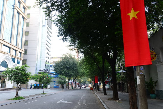 Con đường Nguyễn Du ở Trung tâm Thành phố vắng người qua lại - Ảnh: HỮU THUẬN