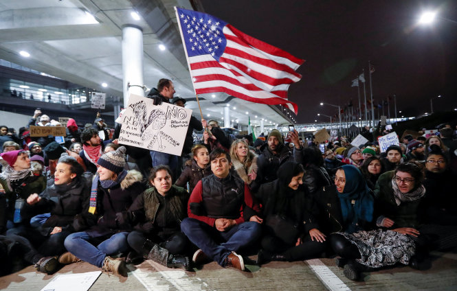 Biểu tình phản đối chính sách nhập cư của ông Trump ở Chicago - Ảnh: Reuters