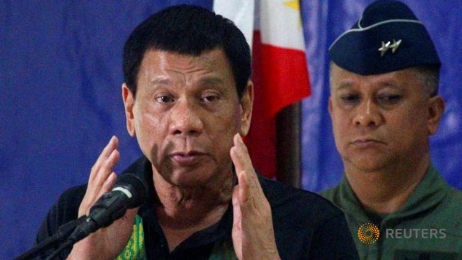 Tổng thống Philippines Duterte phát biểu trước binh sĩ trong một chuyến thăm căn cứ quân sự hôm 27-1 - Ảnh: Reuters