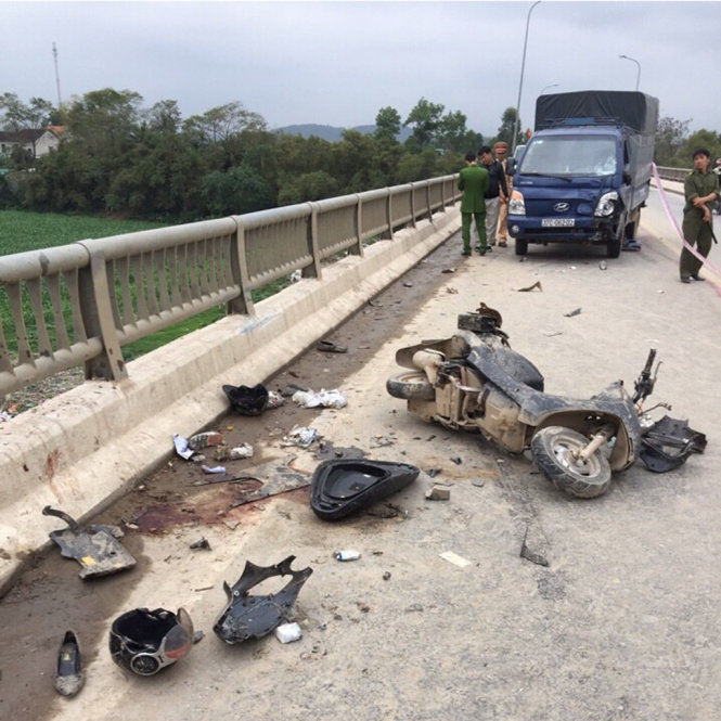 Hiện trường vụ tai nạn trên cầu Rộ, huyện Thanh Chương (Nghệ An) làm 4 người trong một gia đình thương vong chiều 1-2 - Ảnh: DOÃN HÒA