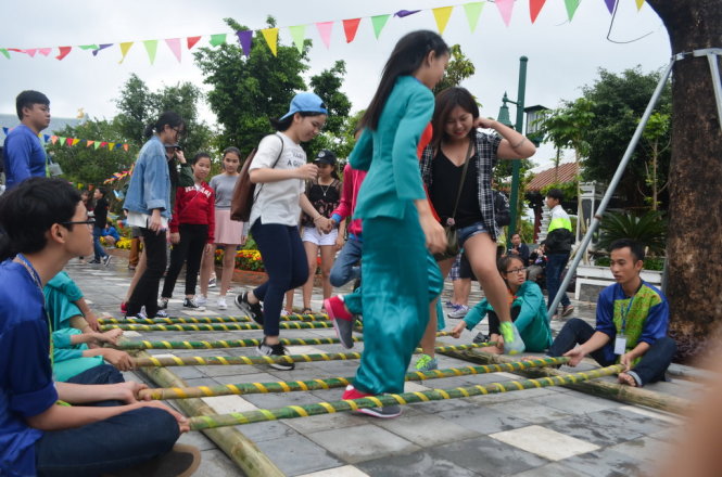 Các bạn trẻ tham gia trò chơi nhảy sạp tại công viên Châu Á, TP Đà Nẵng - Ảnh: TẤN LỰC
