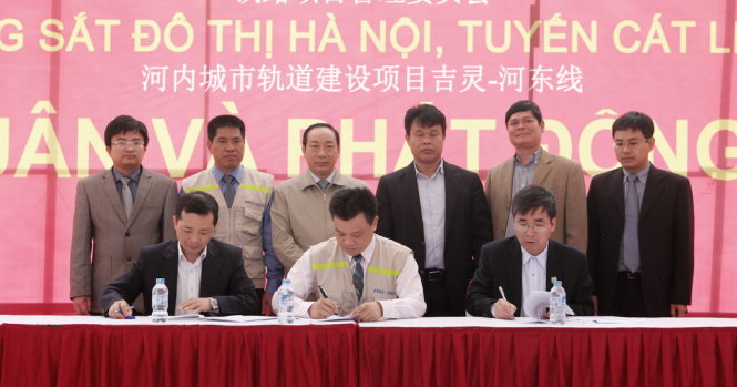 Các đơn vị liên quan ký giao ước thi đua hoàn thành xây dựng tuyến đường sắt đô thị Cát Linh – Hà Đông - Ảnh: Tuấn Phùng