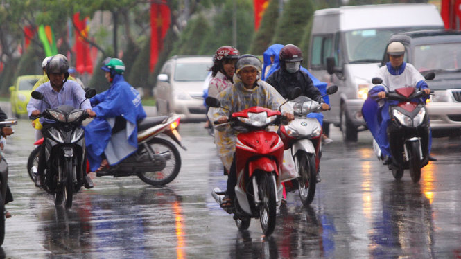 Đến gần 17g30, nhiều nơi ở TP Cần Thơ vẫn còn mưa. Cơn mưa kéo dài gần 4 giờ đồng hồ ngay sau tết nguyên đán là hiện tượng hiếm ở địa phương - Ảnh: CHÍ QUỐC