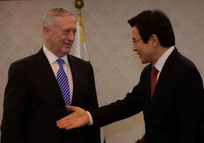Bộ trưởng Quốc phòng Mỹ James Mattis (trái) và quyền Tổng thống Hàn Quốc Hwang Kyo Ahn gặp gỡ tại Seoul ngày 2-2 - Ảnh: Reuters