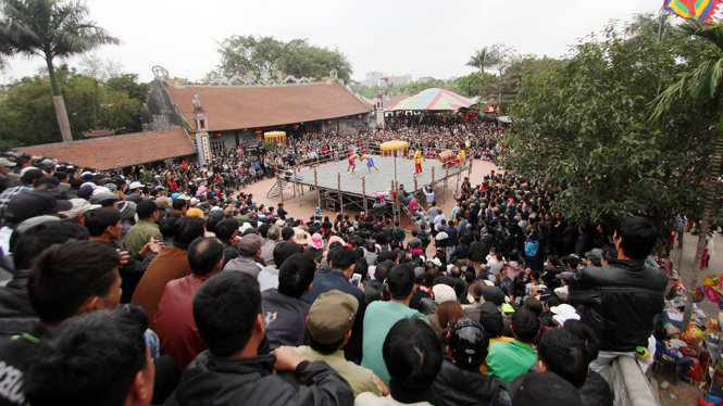 Hàng ngàn người quây kín xung quanh sân đình làng Vĩnh Khê để theo dõi các đô vật thi đấu - Ảnh: Tiến Thắng