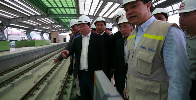 Sáng 4-2, phó thủ tướng Trịnh Đình Dũng đã trực tiếp đi kiểm tra hai tuyến đường sắt đô thị tại Hà Nội và chỉ rõ tiến độ cả hai dự án đều chậm so với yêu cầu - Ảnh: Nam Trần