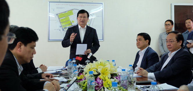 Làm việc với lãnh đạo Bộ GTVT, thành phố Hà Nội, phó thủ tướng Trịnh Đình Dũng yêu cầu tập trung mọi nguồn lực để đẩy nhanh tiến độ - Ảnh: Xuân Long