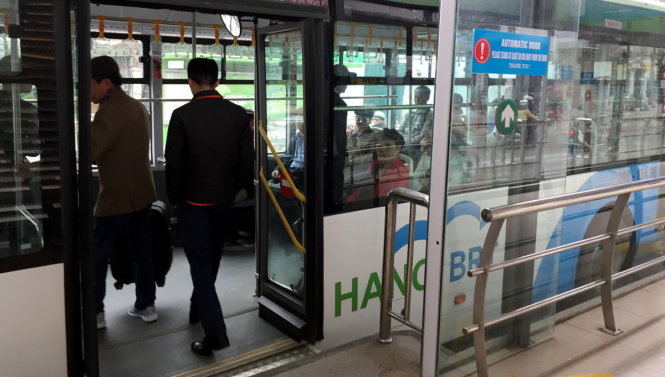 Nhiều hành khách đi Bus nhanh BRT ngày đầu thu phí - Ảnh: LÂM HOÀI