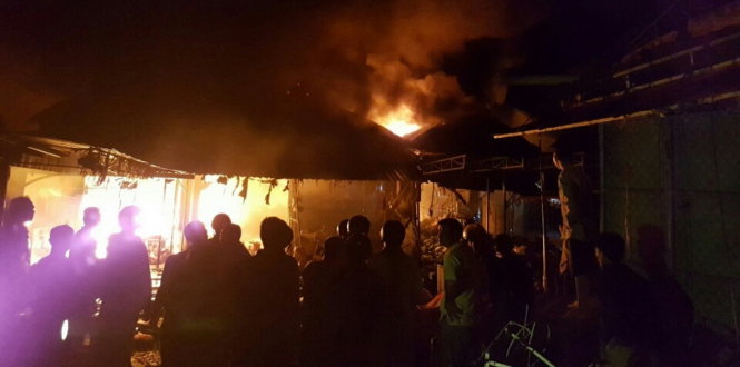Hiện trường vụ cháy chợ huyện Kong Chro - Ảnh: HỒNG THI