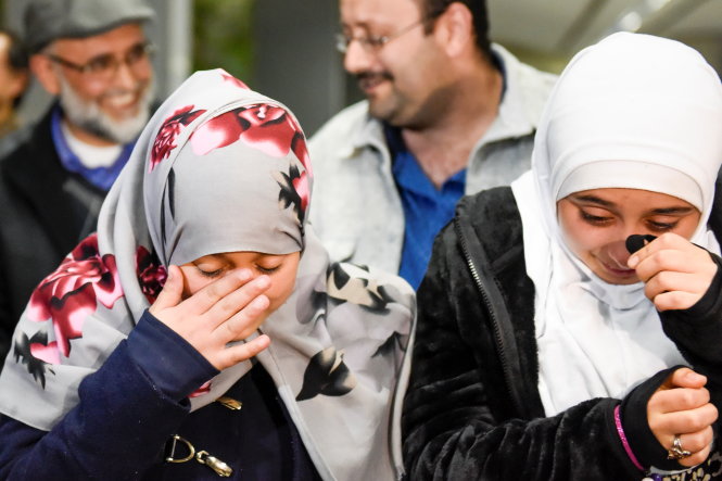 Cô bé 12 tuổi Eman Ali (trái) cùng cô chị Salma Ali bật khóc khi gặp nhau tại sân bay San Francisco ở California, ngày 5-2. Cô bé Ali cùng cha đến từ Yemen đã từng bị chặn không cho vào Mỹ khi sắc lệnh có hiệu lực - Ảnh: Reuters