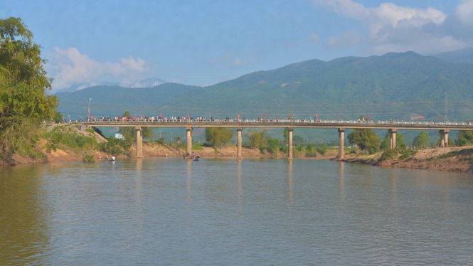Cầu Hà Tân nơi chị L tự tử - Ảnh: H.L