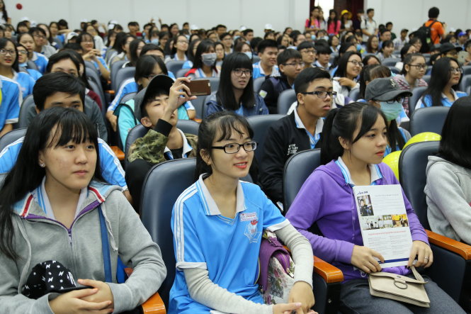 Đông đảo học sinh trường THPT Huỳnh Mẫn Đạt (Kiên Giang) tham gia ngày hội tư vấn hướng nghiệp do báo Tuổi Trẻ tổ chức sáng 15-1 - Ảnh: Như Hùng