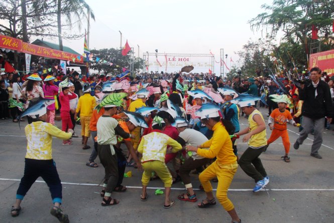 Nhiều em nhỏ trong vai tôm cái tại lễ hội cầu ngư làng Thai Dương - Ảnh: Minh An