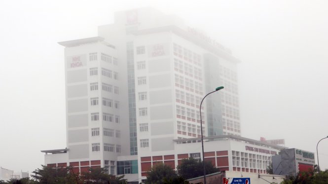 Sương mù bao quanh bệnh viện phụ sản quốc tế Phương Châu trên đường Nguyễn Văn Cừ (quận Ninh Kiều, TP Cần Thơ) - Ảnh Lê Dân