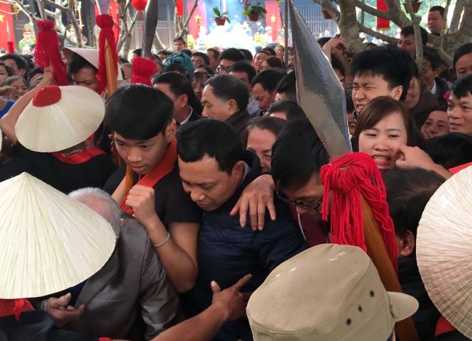Người dân chen nhau xin ấn tại đền Quang Trung, TP Vinh (Nghệ An) mùng 5 Tết Đinh Dậu - Ảnh: Doãn Hòa