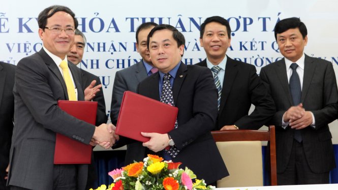 Ông Phạm Anh Tuấn, Tổng giám đốc Tổng công ty bưu điện Việt Nam (bên trái) và ông Hoàng Hồng Giang, Cục trưởng Cục ĐTNĐ Việt Nam (bên phải) ký thoả thuận về việc tiếp nhận hồ sơ và trả kết quả giải quyết TTHC qua dịch vụ bưu điện - Ảnh: Tuấn Phùng