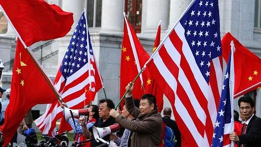 Người dân phất cờ chào đón chủ tịch Trung Quốc Tập Cận Bình trong hội nghị thượng đỉnh về an ninh hạt nhân ở Washington, DC ngày 1-4-2016 - Ảnh: Reuters