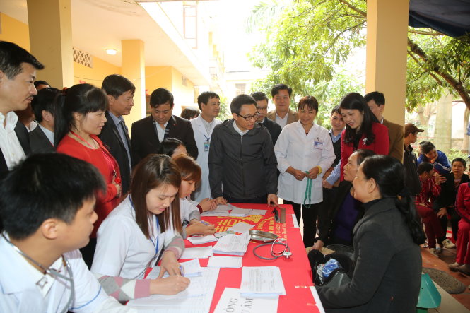 Phó thủ tướng Vũ Đức Đam hỏi thăm người dân tới khám và lập hồ sơ theo dõi sức khỏe tại xã Chi Lăng (Quế Võ, Bắc Ninh) - Ảnh: Trung tâm Y tế huyện Quế Võ