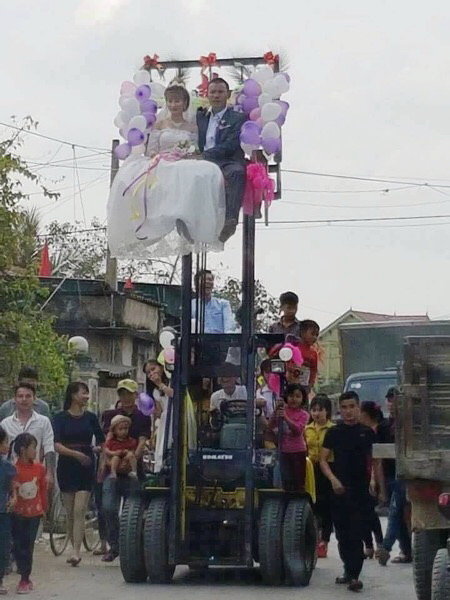 Hình ảnh rước dâu bằng xe nâng nhận được sự quan tâm của nhiều người - Ảnh: Facebook T.N.