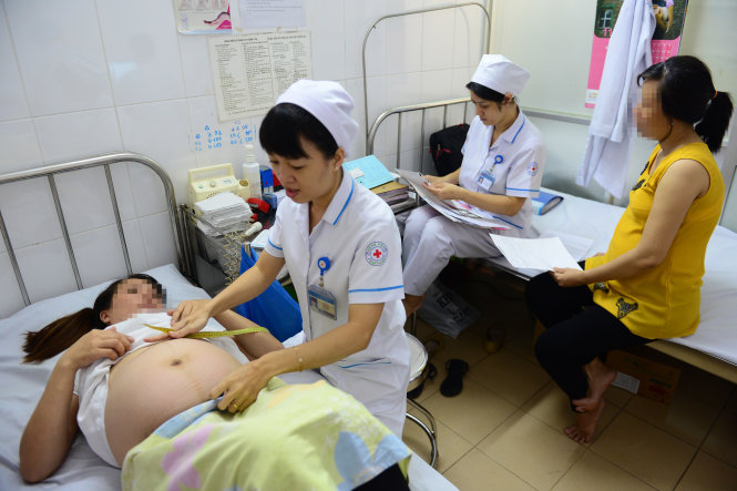 Thai phụ đi khám thai tại Bệnh viện Q.Thủ Đức, TP.HCM - Ảnh: QUANG ĐỊNH