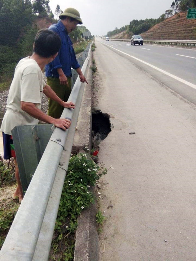 Hình ảnh vị trí xói lở trên đường cao tốc Nội Bài - Lào Cai được người dân đăng trên facabook