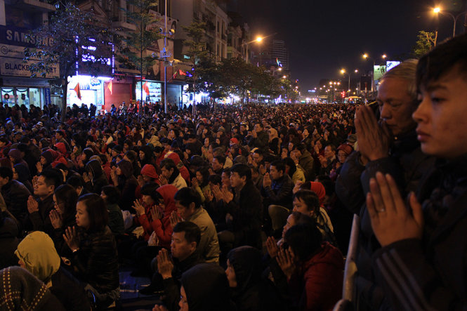 Hàng nghìn người cùng nhau hướng về chùa Phúc Khánh để cầu an nhân dịp rằm tháng giêng - Ảnh: CHÍ TUỆ