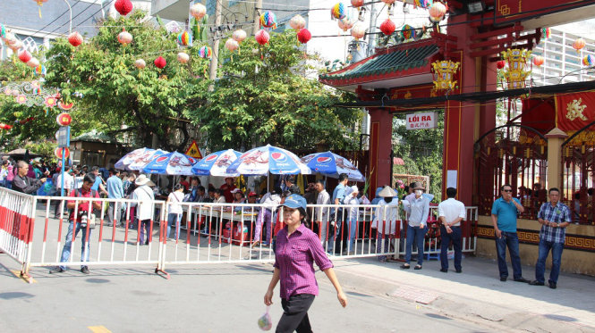Ban tổ chức bố trí khu vực bán vé số riêng trước cổng chùa để hạn chế tình trạng chèo kéo du khách - Ảnh: B.Sơn