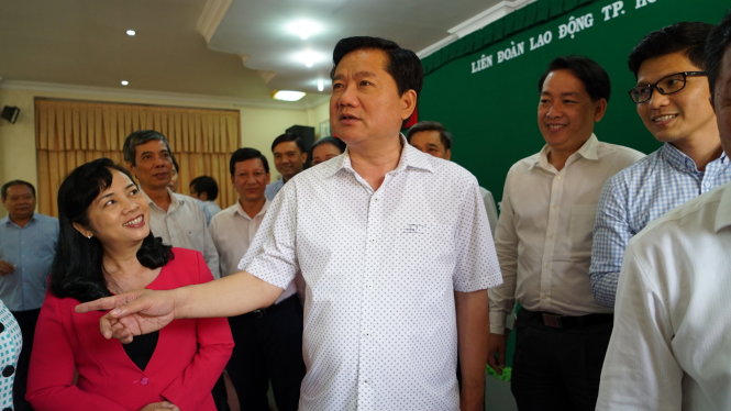 Bí thư Thành ủy TP.HCM Đinh La Thăng trò chuyện với lãnh đạo Liên đoàn Lao động thành phố trong buổi làm việc - Ảnh: Thuận Thắng