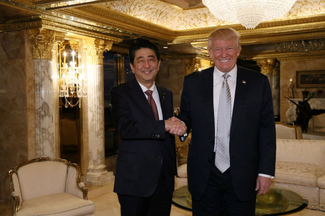 Thủ tướng Nhật Bản Shinzo Abe và tổng thống Donald Trump gặp nhau lần trước tại tòa nhà Trump Tower - Ảnh: Reuters