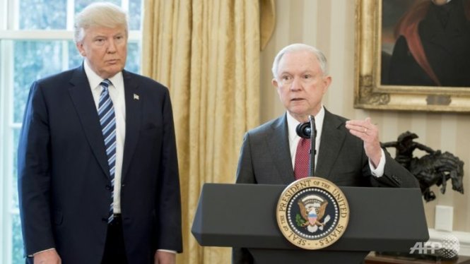 Tổng thống Trump đứng bên cạnh Bộ trưởng Tư pháp Sessions khi ông này tuyên thệ tại phòng Bầu dục - Ảnh: AFP