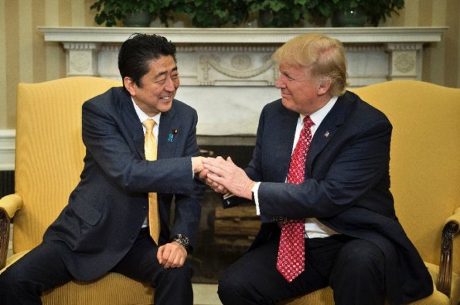 Thủ tướng Nhật Bản Shinzo Abe và tổng thống Mỹ Donald Trump bắt tay trước cuộc gặp tại Phòng Bầu dục của Nhà Trắng ngày 10-2-2017 - Ảnh: AFP