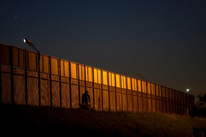 Tháng trước tổng thống Donald Trump đã ký các sắc lệnh về việc xây một bức tường dọc theo biên giới Mỹ - Mexico và tăng tốc quá trình trục xuất những người nhập cư sinh sống bất hợp pháp tại Mỹ - Ảnh: AFP